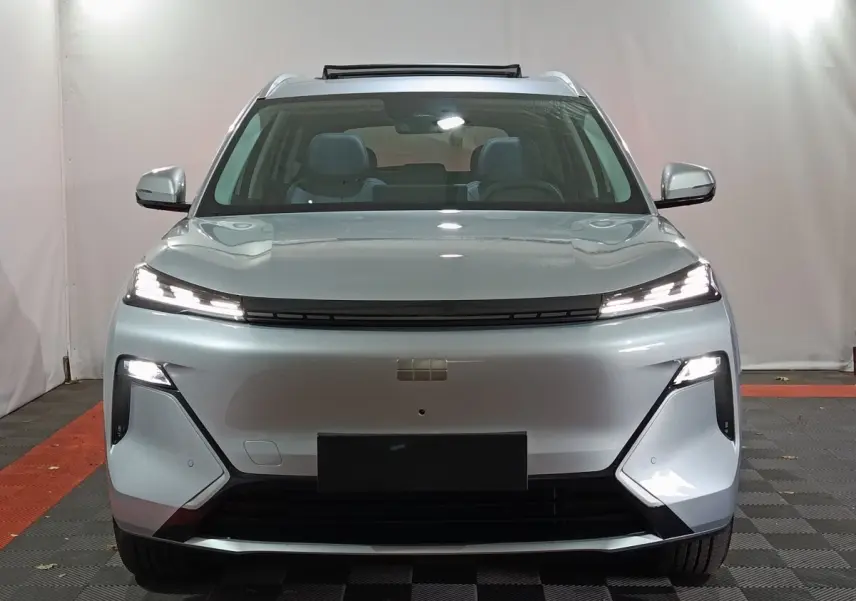 Vue frontale d'un Geely STARRAY gris clair avec phares LED fins et toit ouvrant partiellement ouvert.