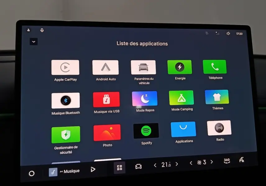 Écran tactile central affichant la liste des applications du GEELY STARRAY 1.5 EM-I PHEV Max+ gris clair.