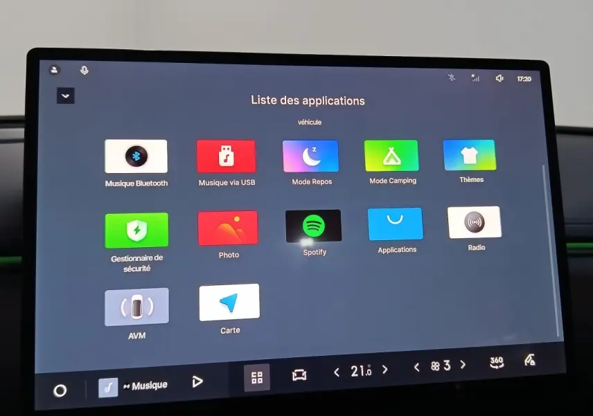 Écran tactile central affichant la liste des applications du véhicule Geely STARRAY 1.5 EM-I PHEV Max+ 2026.
