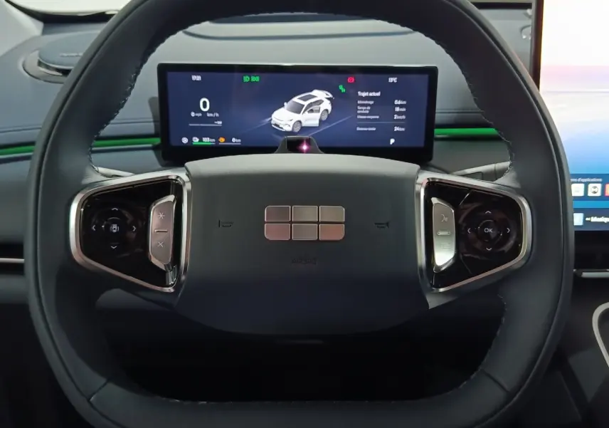 Vue rapprochée du volant noir et du combiné d'instruments numérique du Geely STARRAY hybride rechargeable 2026.