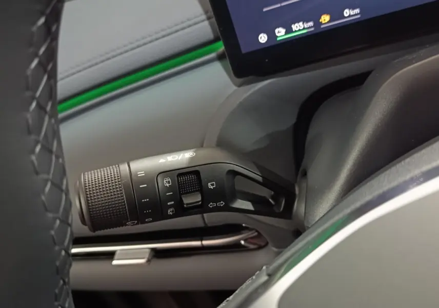 Gros plan sur la commande de clignotants et essuie-glaces du tableau de bord gris clair du Geely STARRAY 1.5 EM-I PHEV Max+