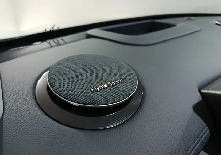 Gros plan sur le haut-parleur Flyme Sound intégré au tableau de bord noir du Geely STARRAY 1.5 EM-I PHEV Max+ 2026.