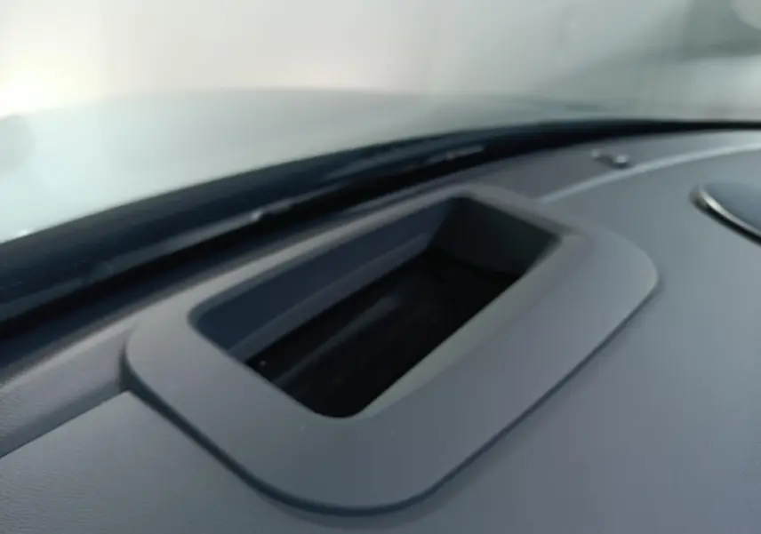 Détail du tableau de bord gris clair du Geely STARRAY 1.5 EM-I PHEV Max+ avec ouverture rectangulaire intégrée.