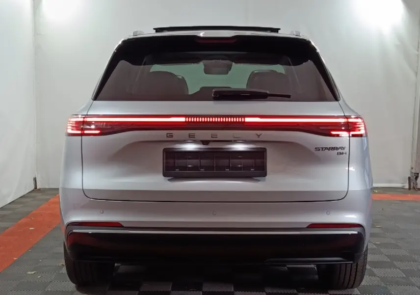 Vue arrière du SUV Geely Starray gris clair avec feux arrière LED en bandeau lumineux et toit vitré ouvert.