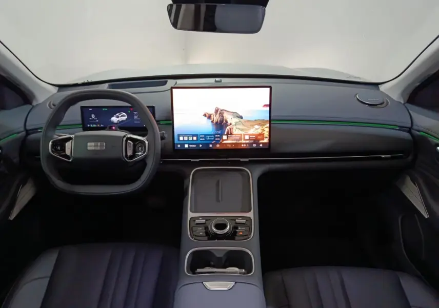 Vue intérieure avant du tableau de bord du Geely STARRAY gris clair avec grand écran tactile central et volant multifonctions.