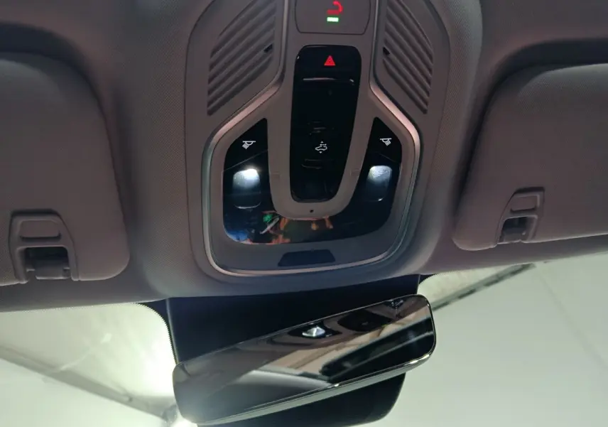 Vue intérieure du plafond avec panneau de commandes lumineux et rétroviseur noir du Geely STARRAY gris clair 2026.