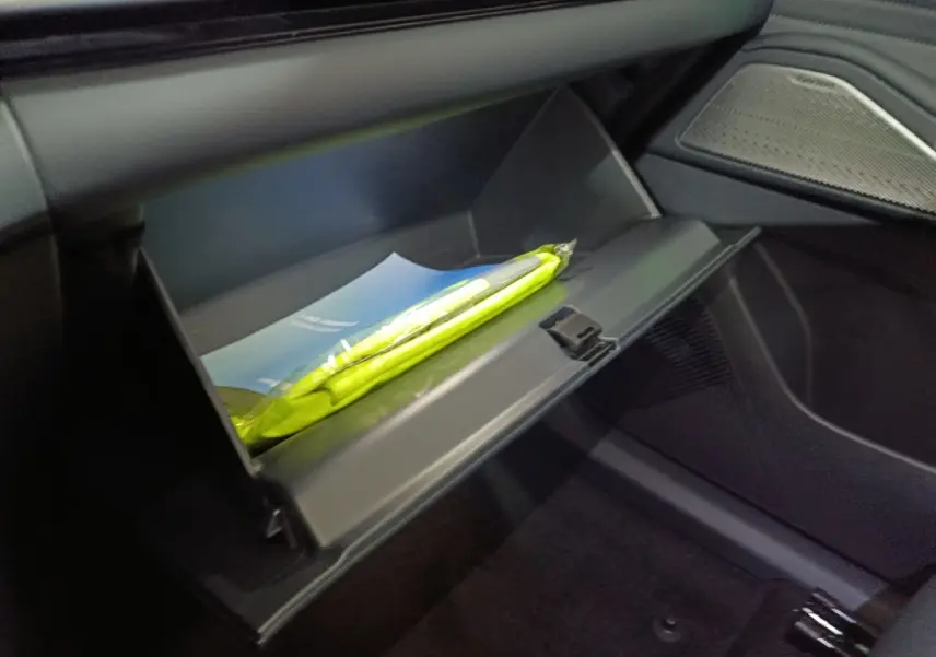 Gant de boîte à gants ouvert côté passager du Geely STARRAY 1.5 EM-I PHEV Max+ gris clair, intérieur sombre.