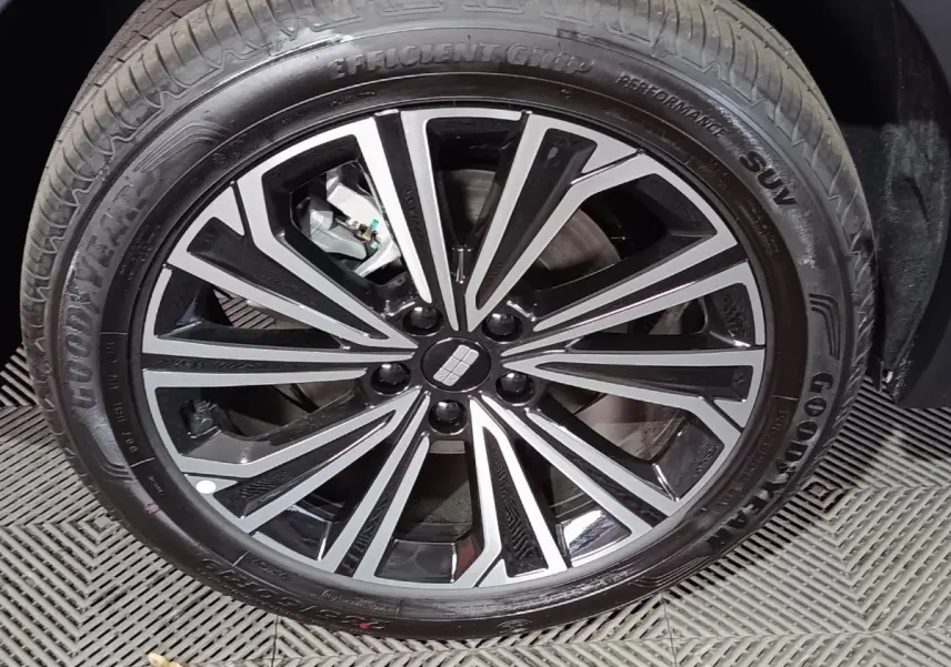 Gros plan sur la jante noire et argentée du côté gauche d’un Geely STARRAY gris clair hybride rechargeable.