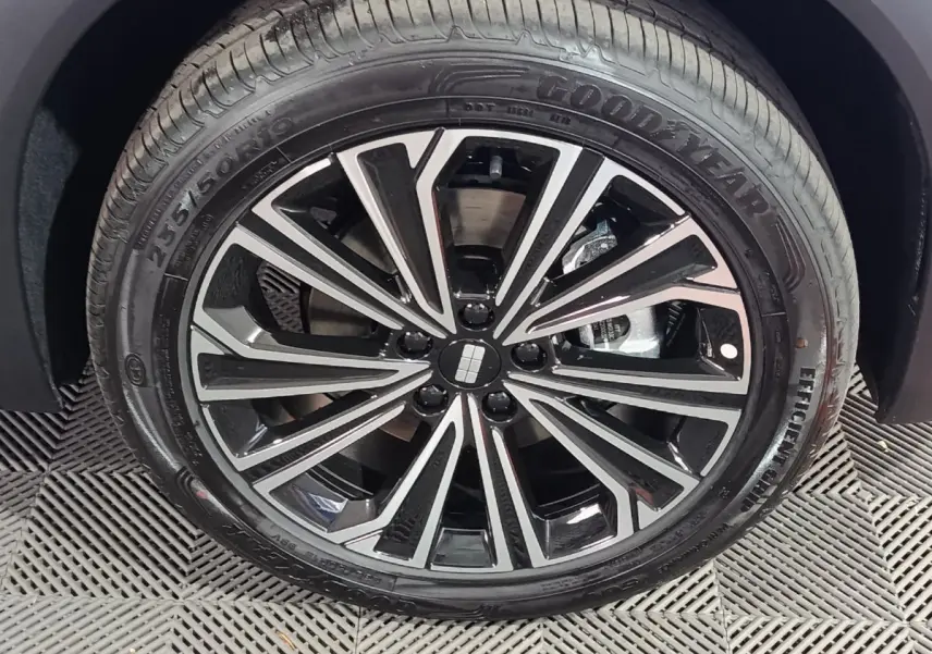Gros plan sur la jante alliage noire et argentée du côté avant droit du Geely STARRAY gris clair hybride rechargeable.