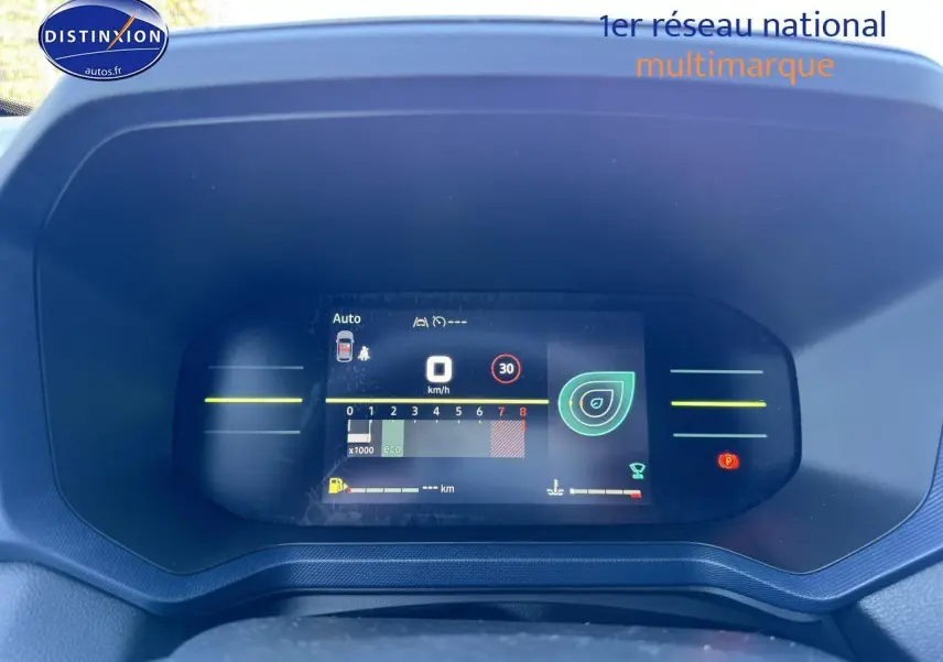 Tableau de bord numérique du Dacia Duster 2025, affichage de vitesse et indicateurs, vue frontale rapprochée.