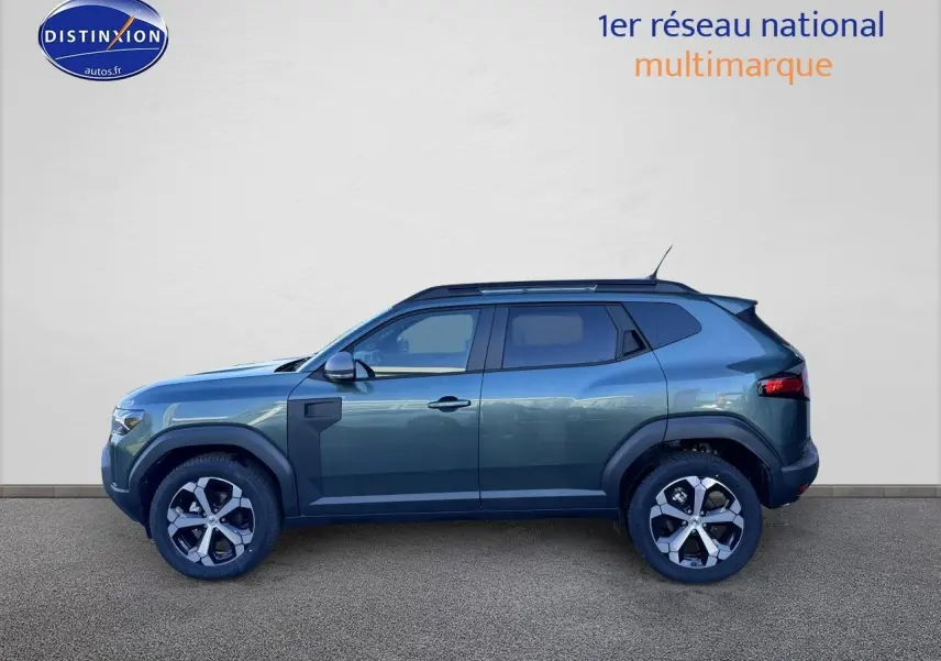 Profil latéral droit du Dacia Duster 2025 vert cèdre avec jantes alliage et barres de toit noires.