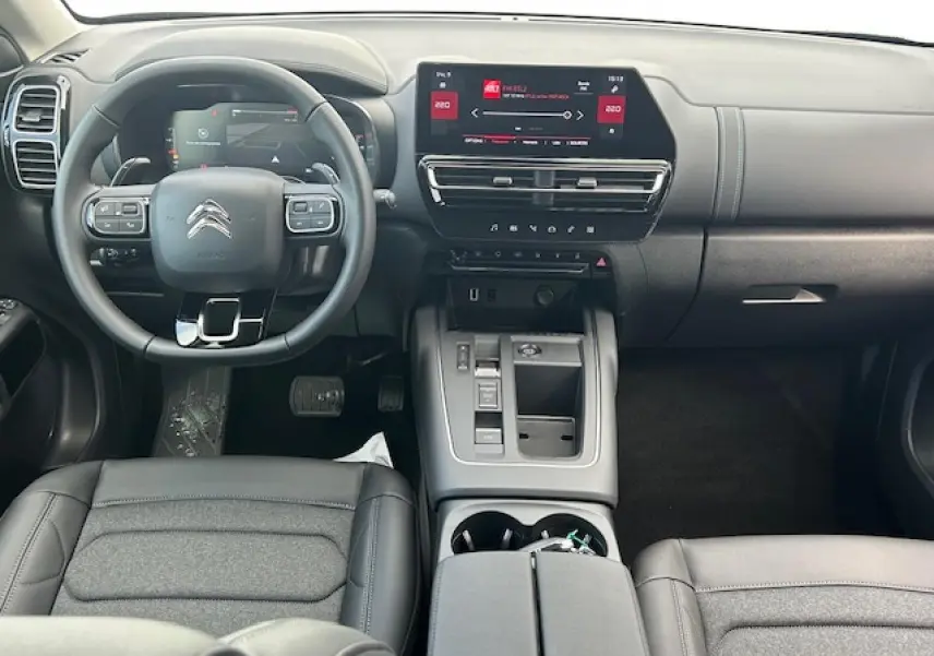 Vue intérieure avant du Citroën C5 Aircross 2025 avec tableau de bord numérique et volant cuir gris Métropolitan Grey.