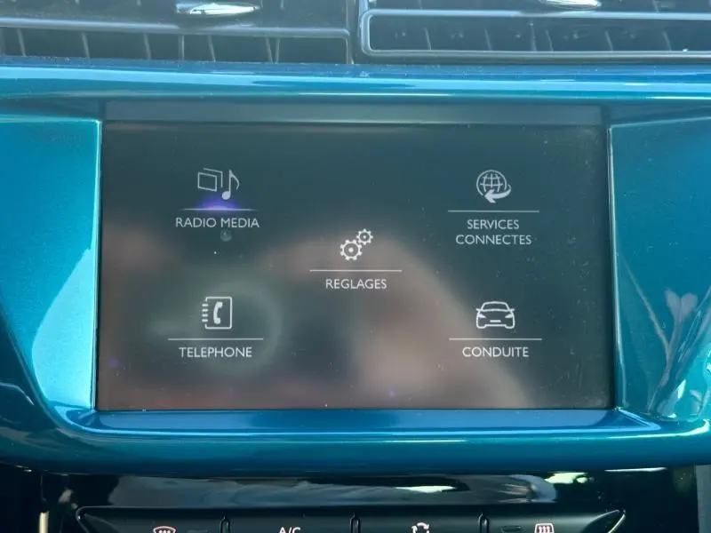 Écran tactile central bleu métallisé affichant les options radio, téléphone, réglages, services connectés et conduite du DS3 noir.