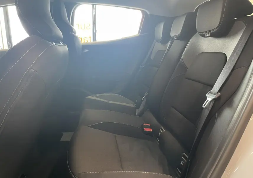 Vue intérieure côté droit sur la banquette arrière noire avec ceintures de sécurité et appuie-têtes de la Renault Clio 2025.
