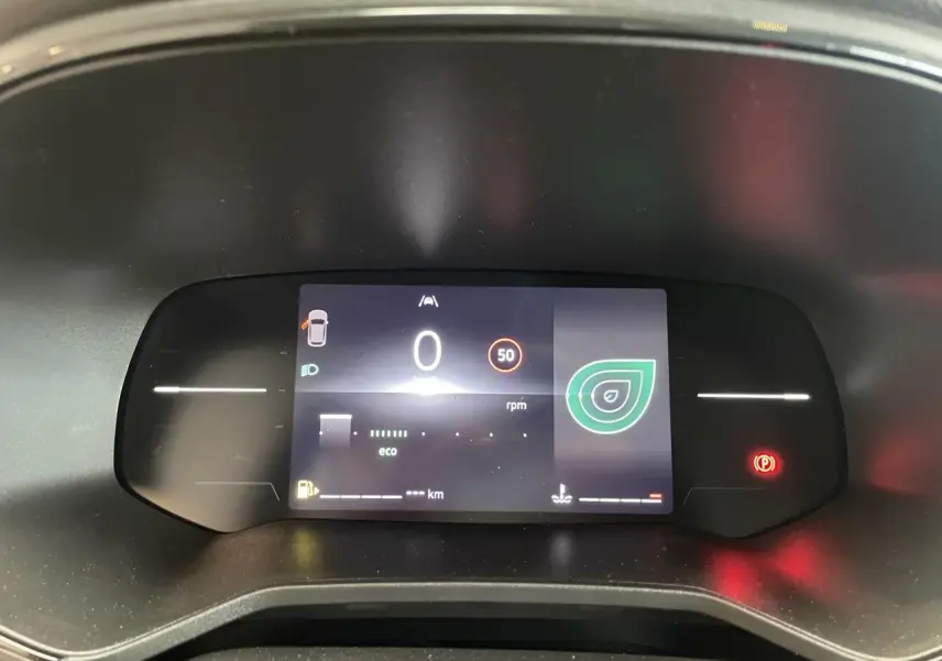 Gros plan sur le tableau de bord numérique de la Renault Clio 1.5 Blue dCi 2025 affichant la vitesse et indicateurs eco.