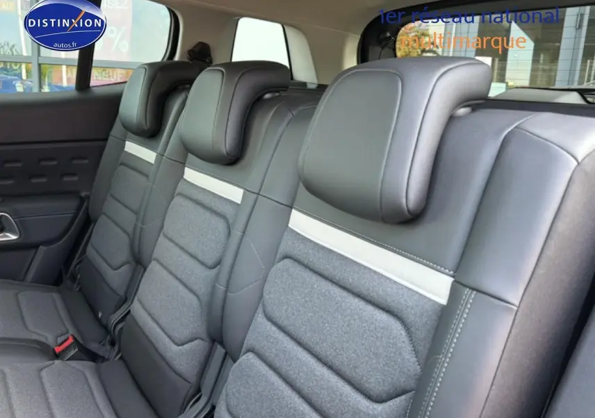 Vue intérieure sur la 2e rangée de sièges individuels gris et noir du Citroën C5 Aircross 2025.