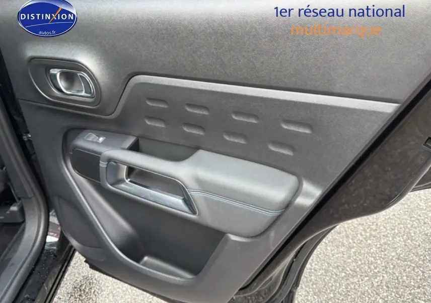 Gros plan sur la porte arrière droite noire perla nera du Citroën C5 Aircross avec poignée intégrée et bouton de vitre électrique.