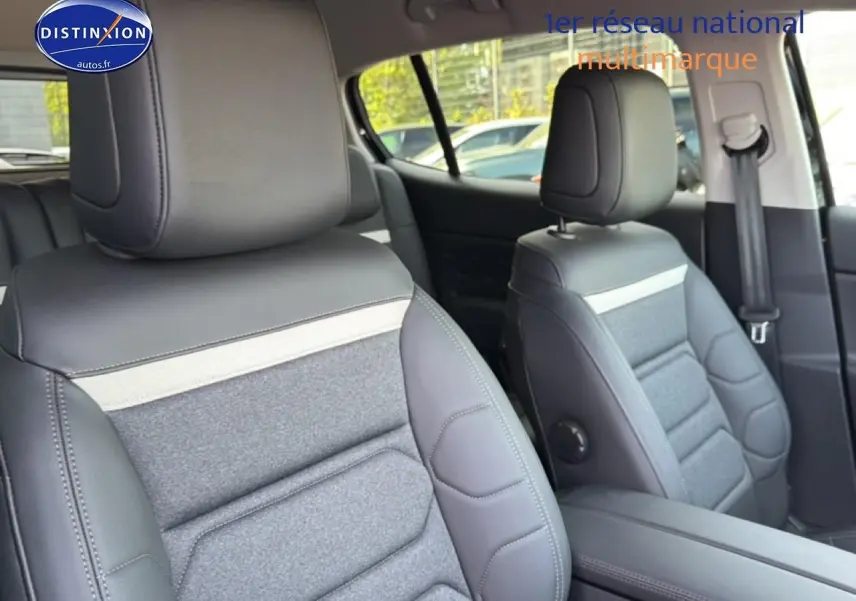 Gros plan sur les sièges avant en cuir et tissu gris du Citroën C5 Aircross 2025, intérieur lumineux.
