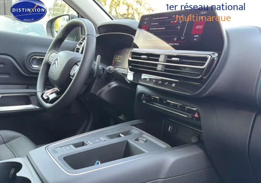 Vue intérieure côté conducteur du tableau de bord et console centrale du Citroën C5 Aircross 2025 noir perla nera.