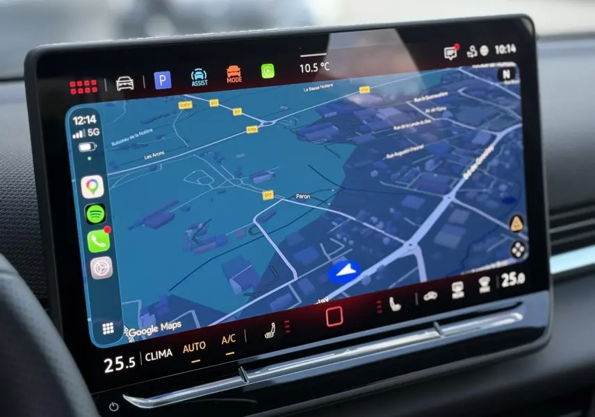 Écran tactile central du Volkswagen T-Roc noir Ébène 2026 affichant la navigation GPS et les commandes climatisation.
