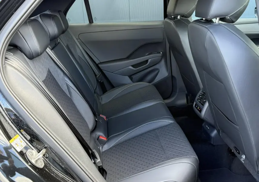 Vue latérale gauche de l’intérieur arrière noir avec sièges en tissu et cuir du Volkswagen T-Roc 2026 R-Line.