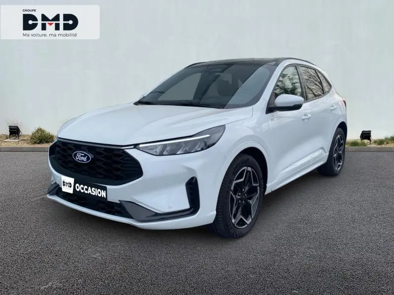 Ford Kuga blanc glacier en 3/4 avant droit avec jantes alu noires et toit ouvrant panoramique visible.