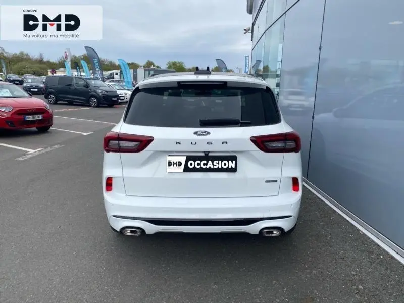 Vue arrière d'un Ford Kuga blanc Glacier 2026 avec feux LED et double sortie d'échappement chromée.