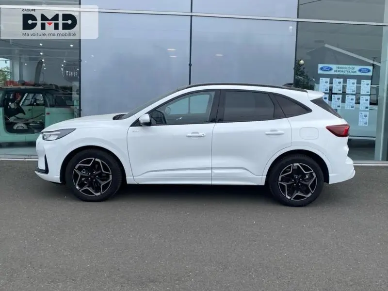 Vue de profil côté gauche d'un Ford Kuga blanc Glacier avec jantes alliage noires et toit ouvrant panoramique.