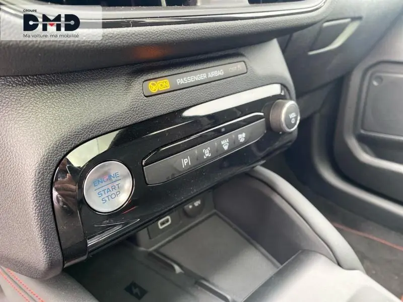 Détail du tableau de bord du Ford Kuga 2026 avec bouton start/stop et commandes d’aide à la conduite.