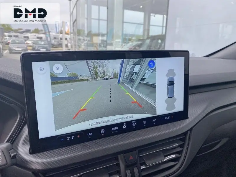 Écran tactile intérieur montrant la caméra de recul du Ford Kuga blanc Glacier, vue avant du tableau de bord.