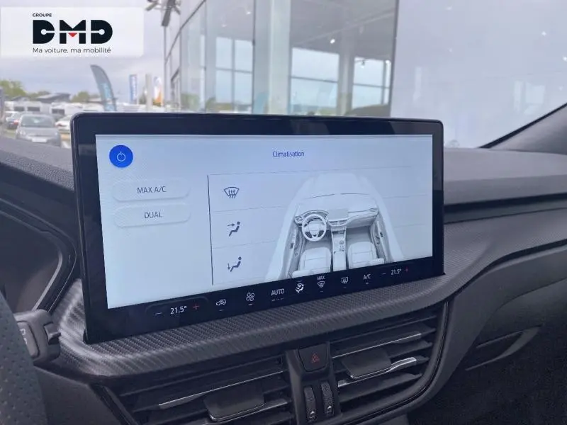 Écran tactile central du tableau de bord du Ford Kuga 2026, affichant les réglages de climatisation.