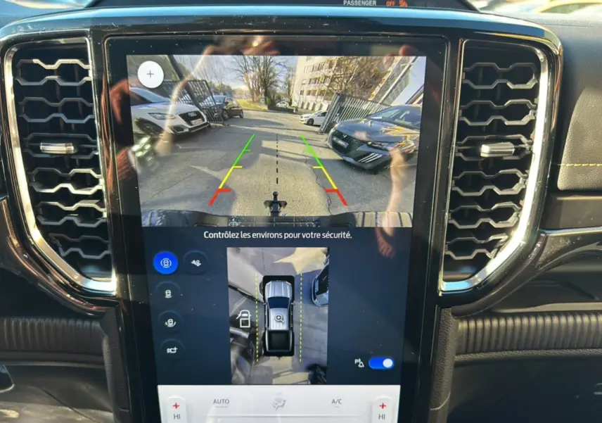 Vue intérieure du tableau de bord du Ford Ranger 2026 avec écran tactile affichant la caméra 360° en marche.