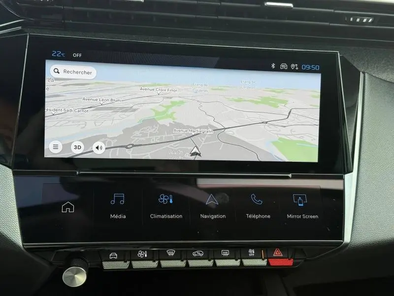 Écran tactile central de navigation affichant une carte, dans l’habitacle d’une Peugeot 308 noire 2024.