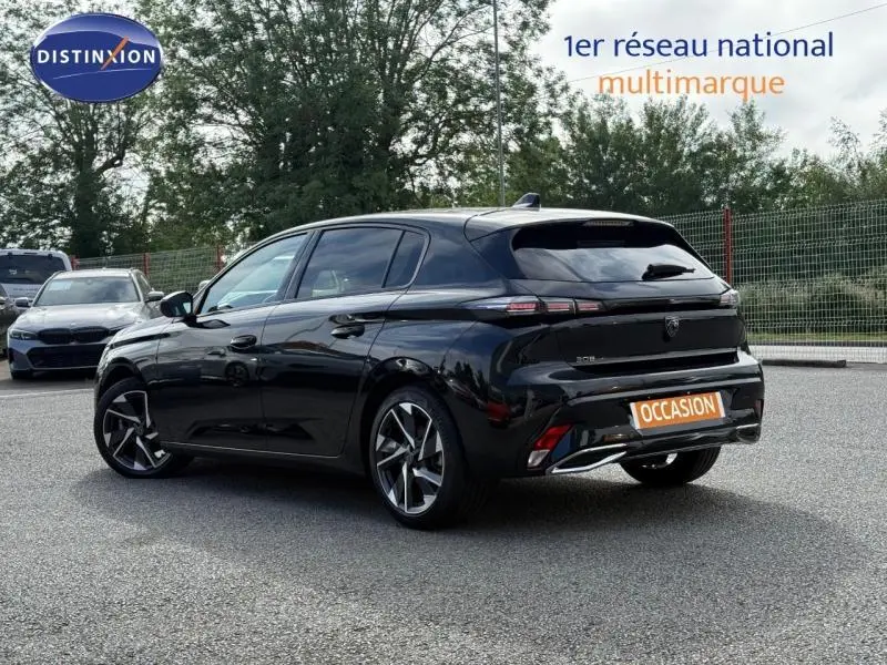 Peugeot 308 noir Perla Nera vue 3/4 arrière droit, jantes alu et feux arrière LED distinctifs.