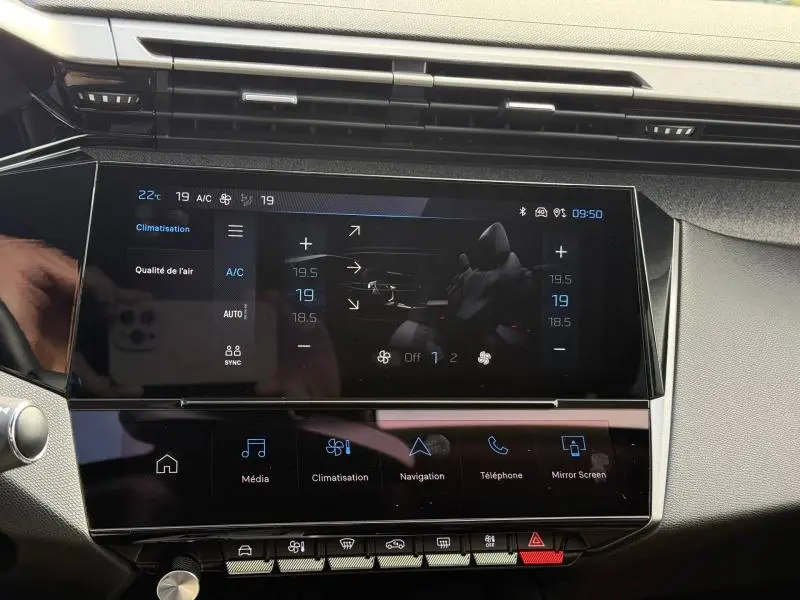 Écran tactile central de la Peugeot 308 noir Perla Nera, affichant les réglages de climatisation et multimédia.
