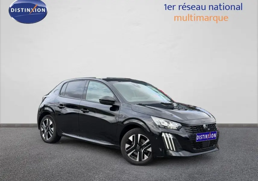 Peugeot 208 noir Perla Nera vue 3/4 avant droit, jantes alu et feux LED distinctifs visibles.