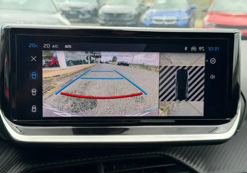 Écran tactile intérieur du Peugeot 208 2025 montrant la caméra de recul avec guidage et vue 360° du véhicule noir.