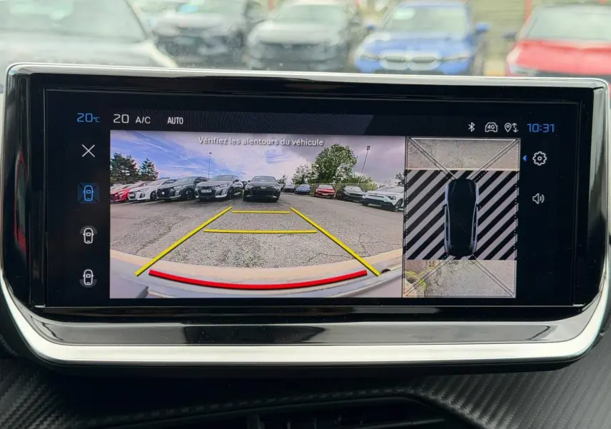 Écran tactile intérieur montrant la caméra de recul et vue 360° du stationnement d’une Peugeot 208 noire.