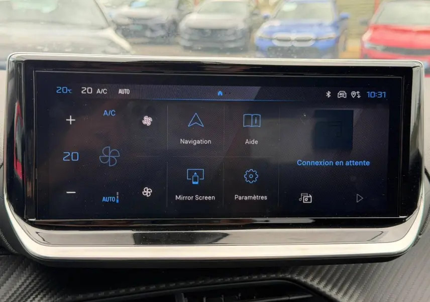 Écran tactile multifonction affichant la climatisation et la navigation dans un Peugeot 208 noir Perla Nera.