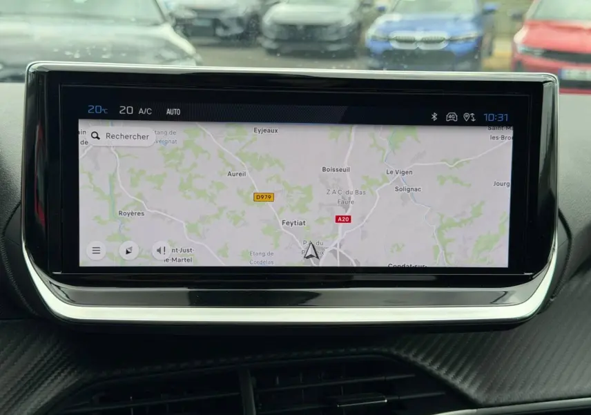Écran tactile central affichant une carte de navigation dans l'habitacle d'une Peugeot 208 noir Perla Nera.