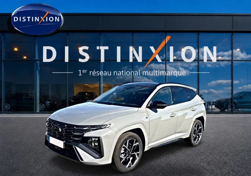 Hyundai Tucson 2026 gris shadow en vue 3/4 avant, avec calandre noire et jantes alliage noires et argentées.