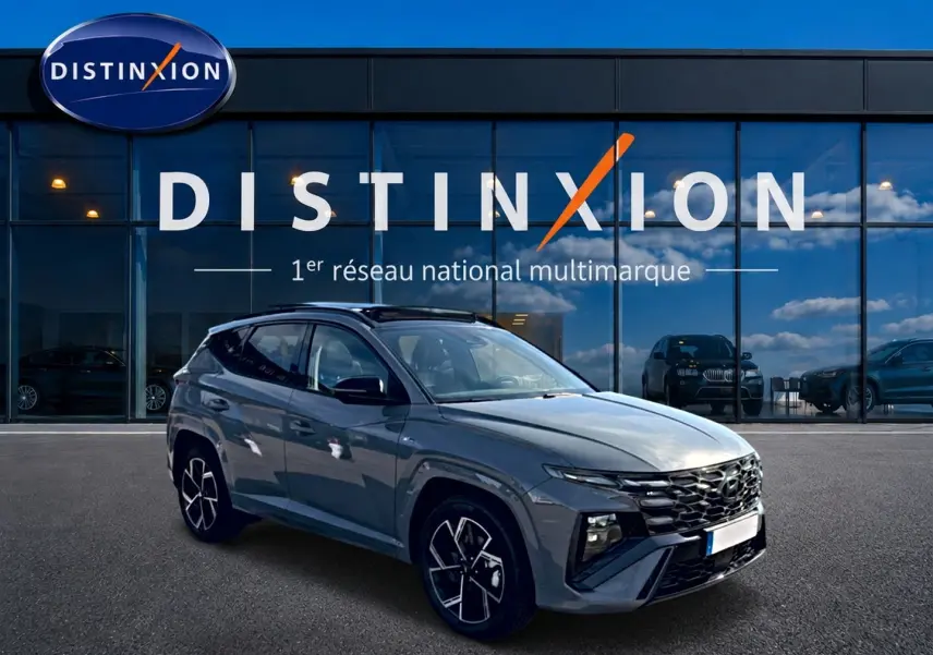 Hyundai Tucson 1.6 T-GDI hybride gris Shadow en 3/4 avant, avec calandre noire et jantes alu distinctives.