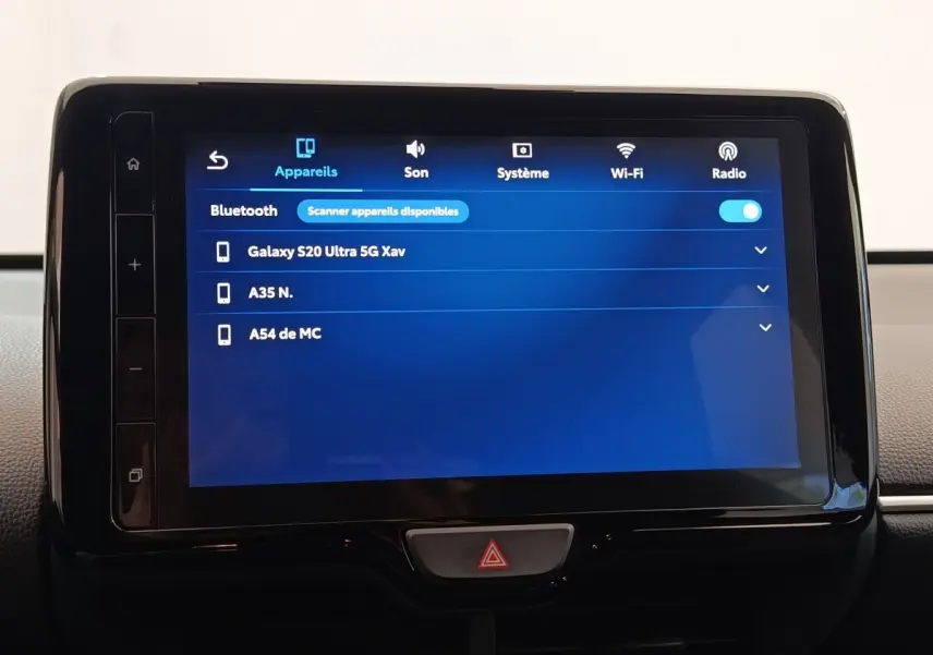 Écran tactile central affichant les options Bluetooth dans l’habitacle d’une Toyota Yaris hybride blanche.