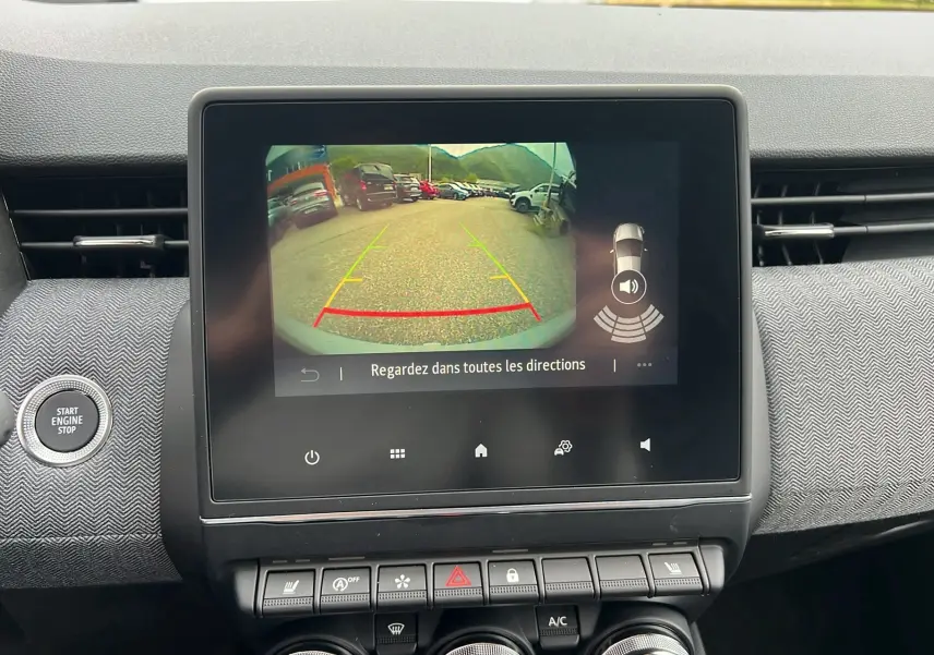 Écran central de Renault Clio V TCe 90 Techno 2025 montrant la caméra de recul avec vue arrière du parking.