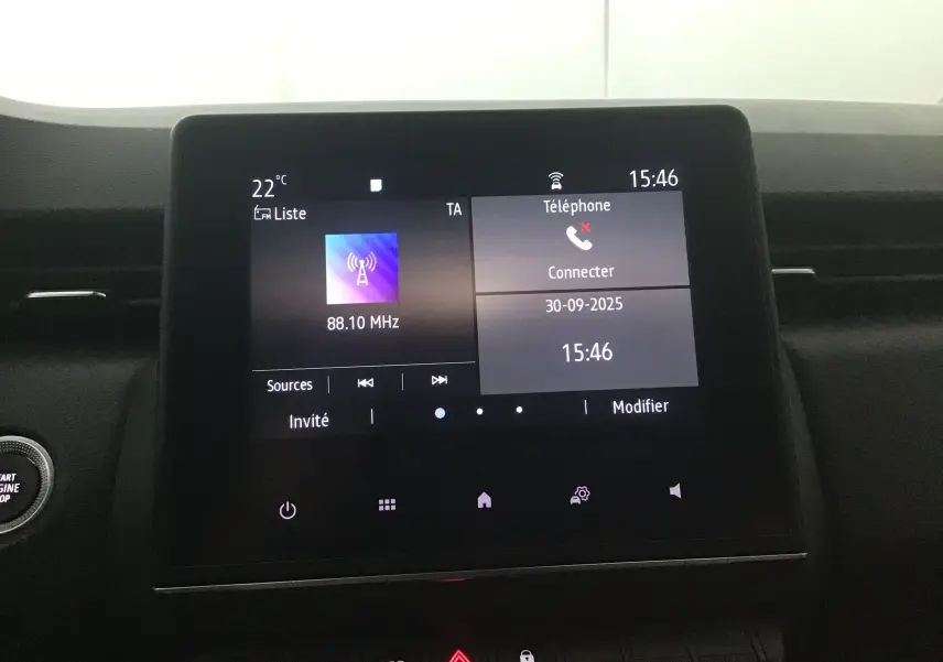 Écran tactile central de la Renault Clio V gris platine affichant radio à 88.10 MHz et menu téléphone à 15h46.