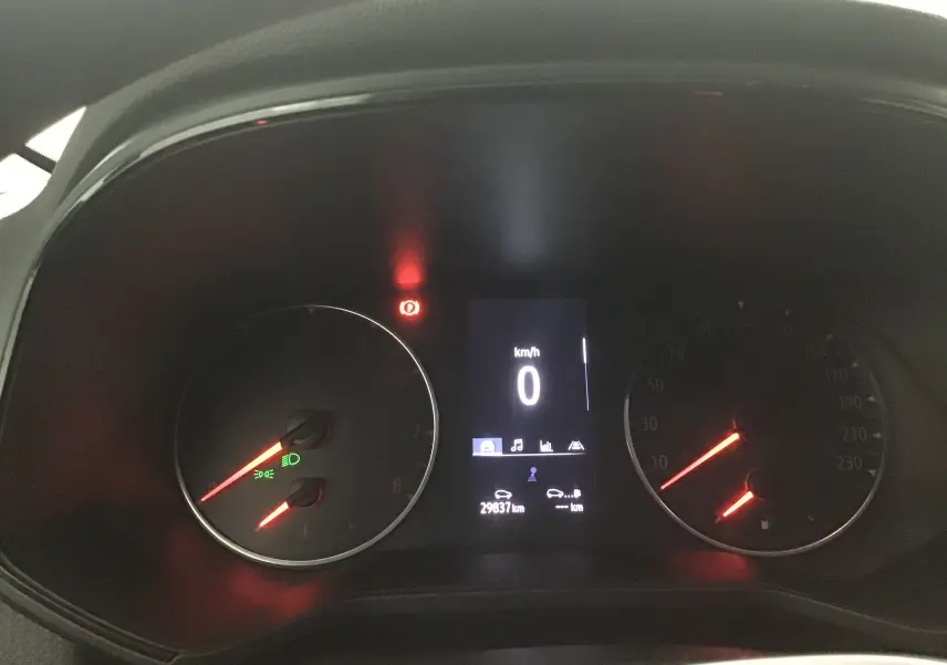 Tableau de bord de Renault Clio V 1.0 TCE 90 Zen 2021, affichage numérique au centre et compteurs analogiques éclairés.