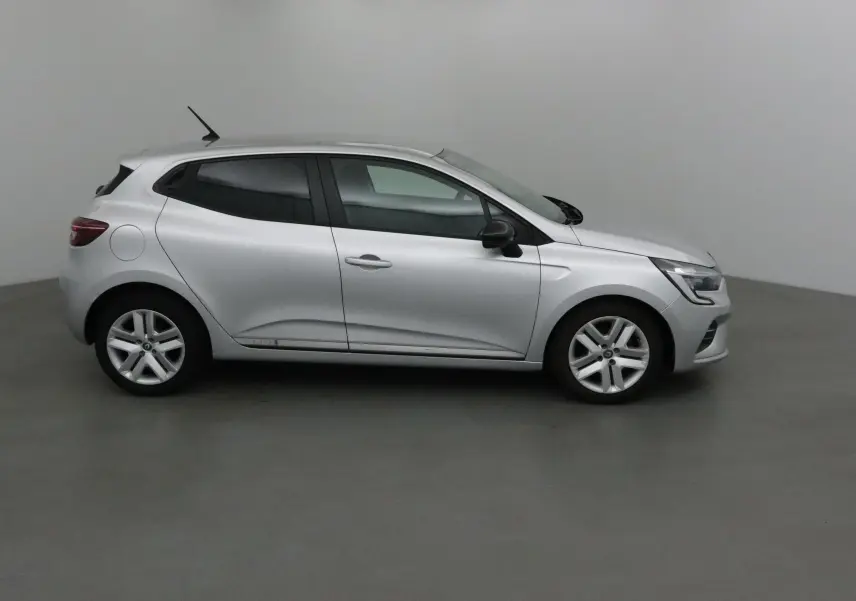 Renault Clio V gris platine vue de profil côté gauche, compacte avec jantes alliage et vitres teintées.