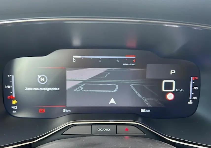 Affichage numérique du combiné de bord du Citroën C5 Aircross 2025, avec navigation et indicateurs de vitesse et température.