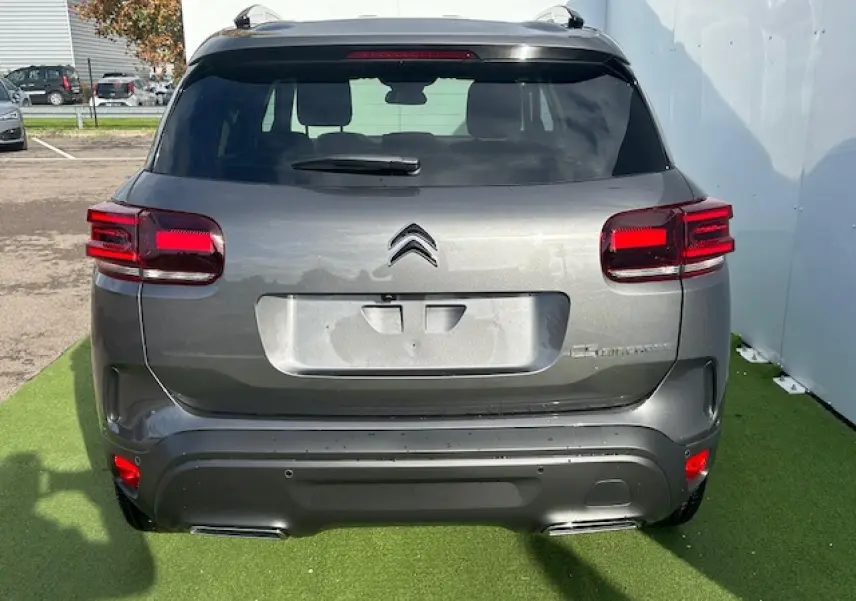 Vue arrière d'un Citroën C5 Aircross gris platinium métallisé avec feux 3D à LED et double sortie d'échappement chromée.