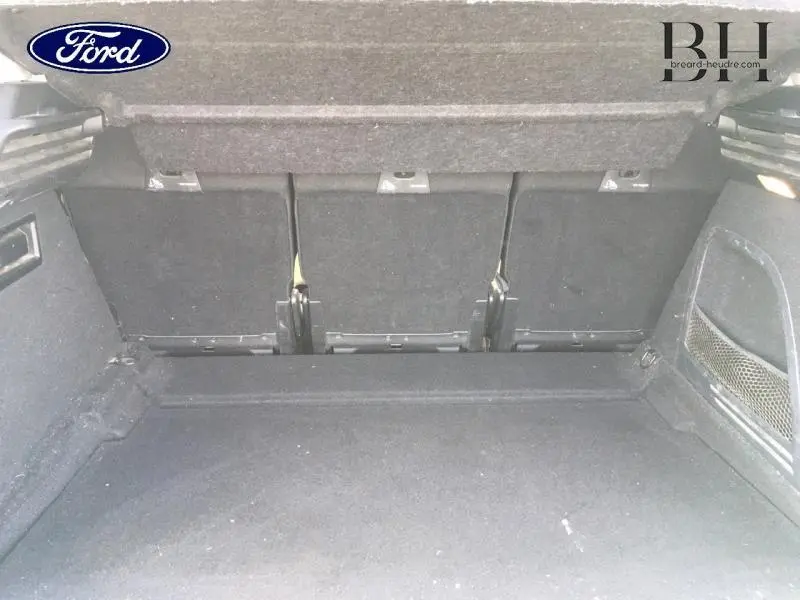 Coffre ouvert de Citroën C4 Picasso gris Shark, montrant les trois sièges individuels rabattus à plat en rang 2.